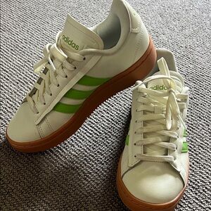 Adidas Classic Tan and Green Shoes like new 6.5